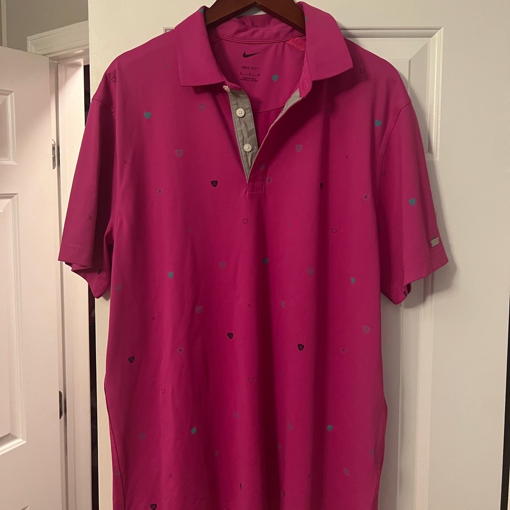 Golf season is here! Hit the links in this Nike Dri Fit Player polo!